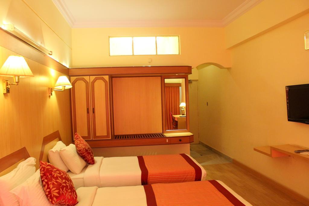 Hotel Yasodha Towers Hosūr Exterior foto